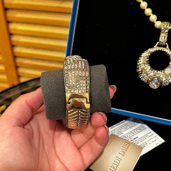 Heidi Daus White Pearl & Crystal Necklace/Bracelet Set 🤍💎 - Picture 8 of 13